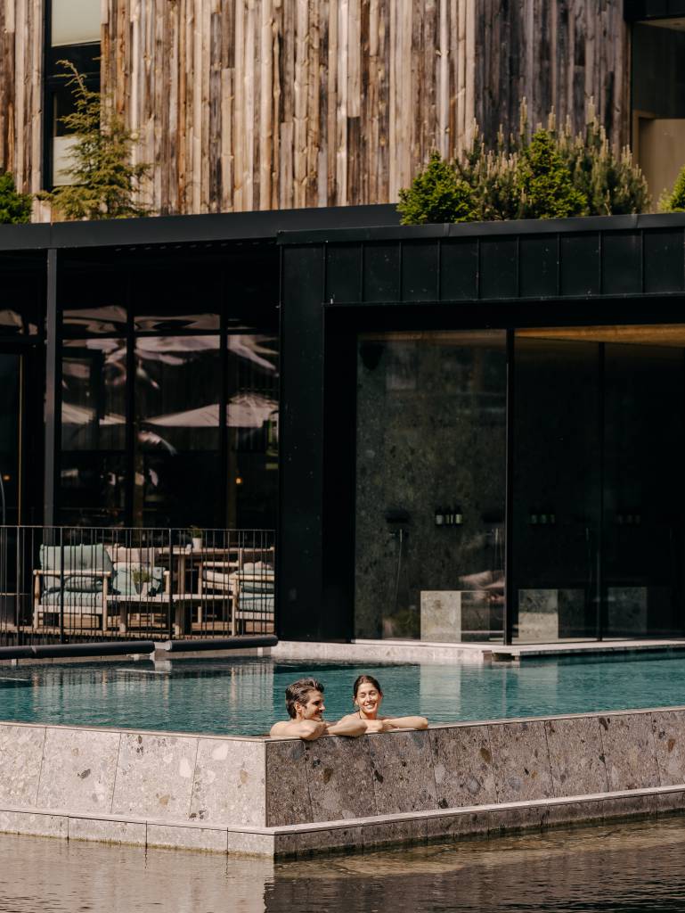 Seepool als Infinity Pool im Badesee