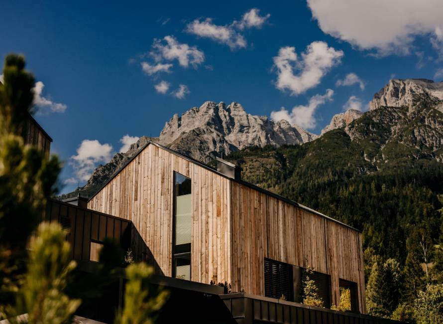 Das Seehaus des Naturhotel Forsthofgut mit den Leoganger Steinbergen Österreich
