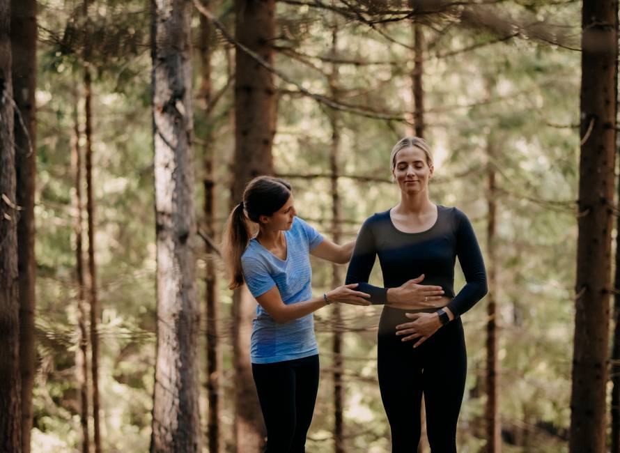 Yogastunde im Wald des Naturhotel Forsthofgut