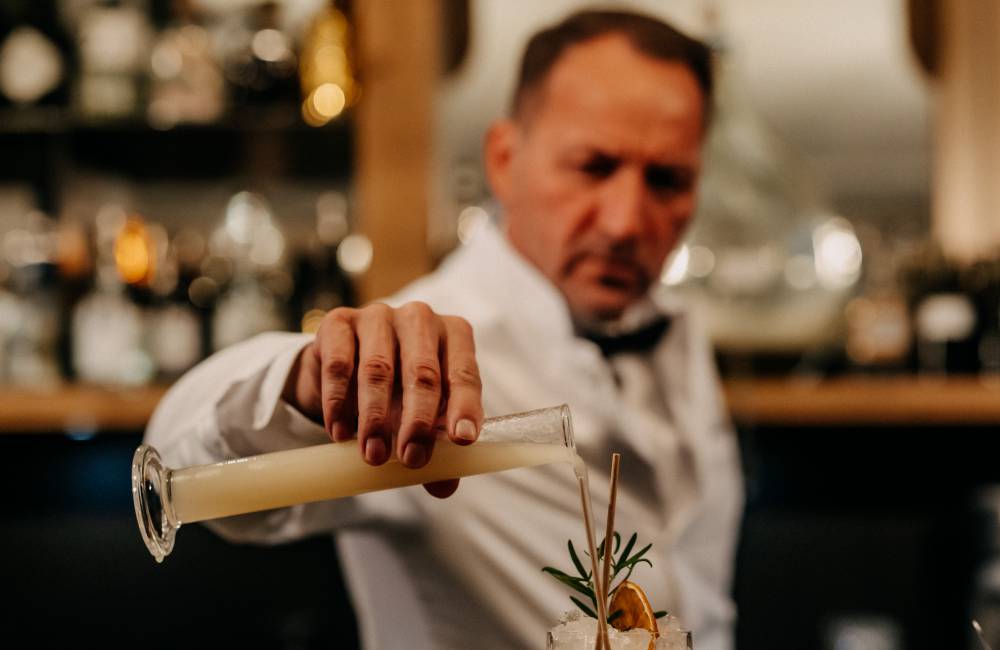 Barkeeper mixt ein Drink an der Cocktailbar Botanist in Leogang