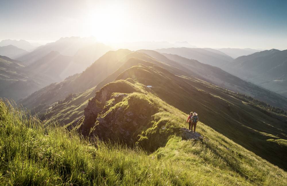 Wanderer in Saalbach mit Panoramablick über Berge