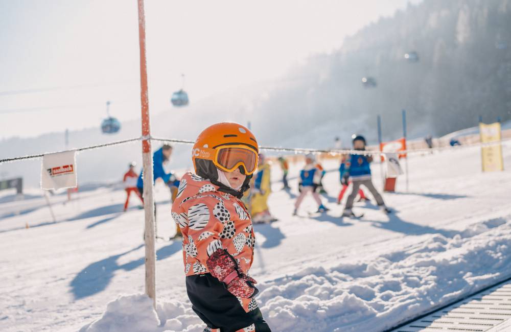 Kind Ski fahren Skilift Familienurlaub Aktivurlaub Österreich Leogang