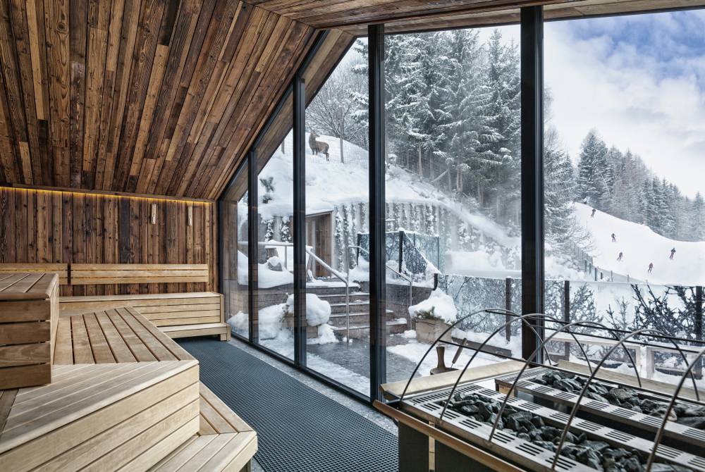 Sauna im Adults Only Hotel Forsthofgut im Winter in Österreich