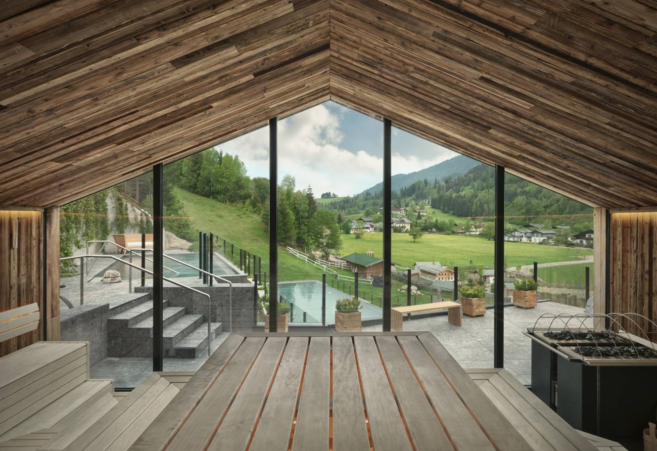 Sauna mit Blick auf den waldSPA und Sportpool im Naturhotel Forsthofgut