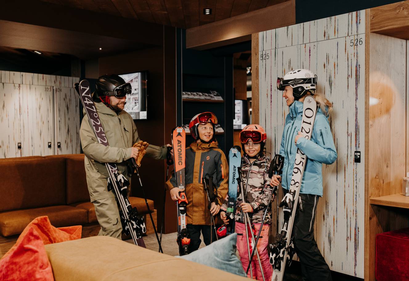 Skifahren Familie Winterurlaub Österreich Leogang Naturhotel Forsthofgut