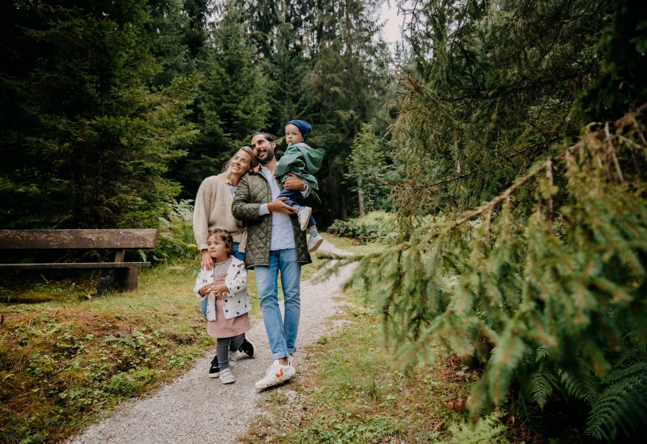 Familie beim Spazieren im Wald in Österreich
