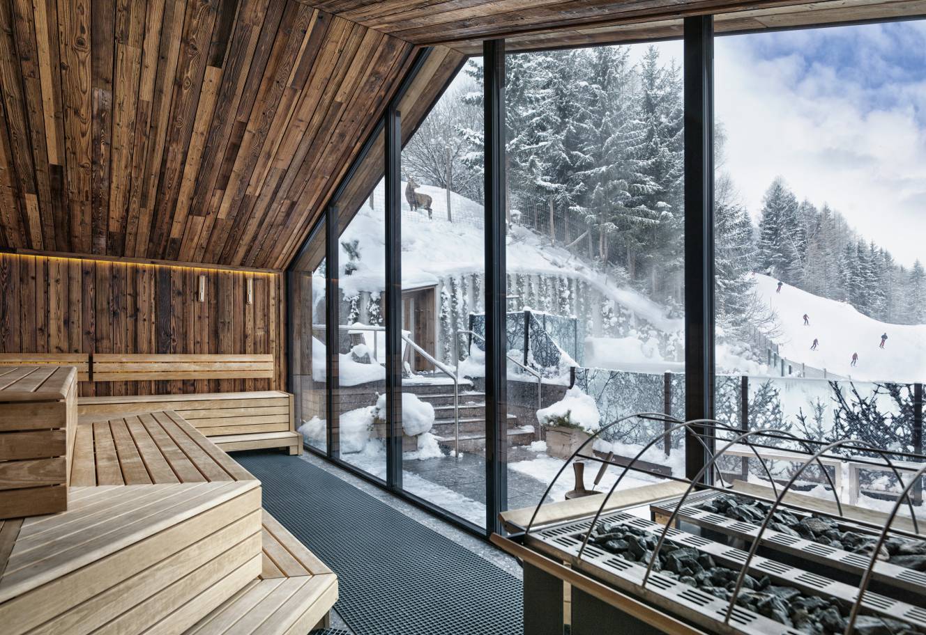 Sauna im Naturhotel Forsthofgut im Winter