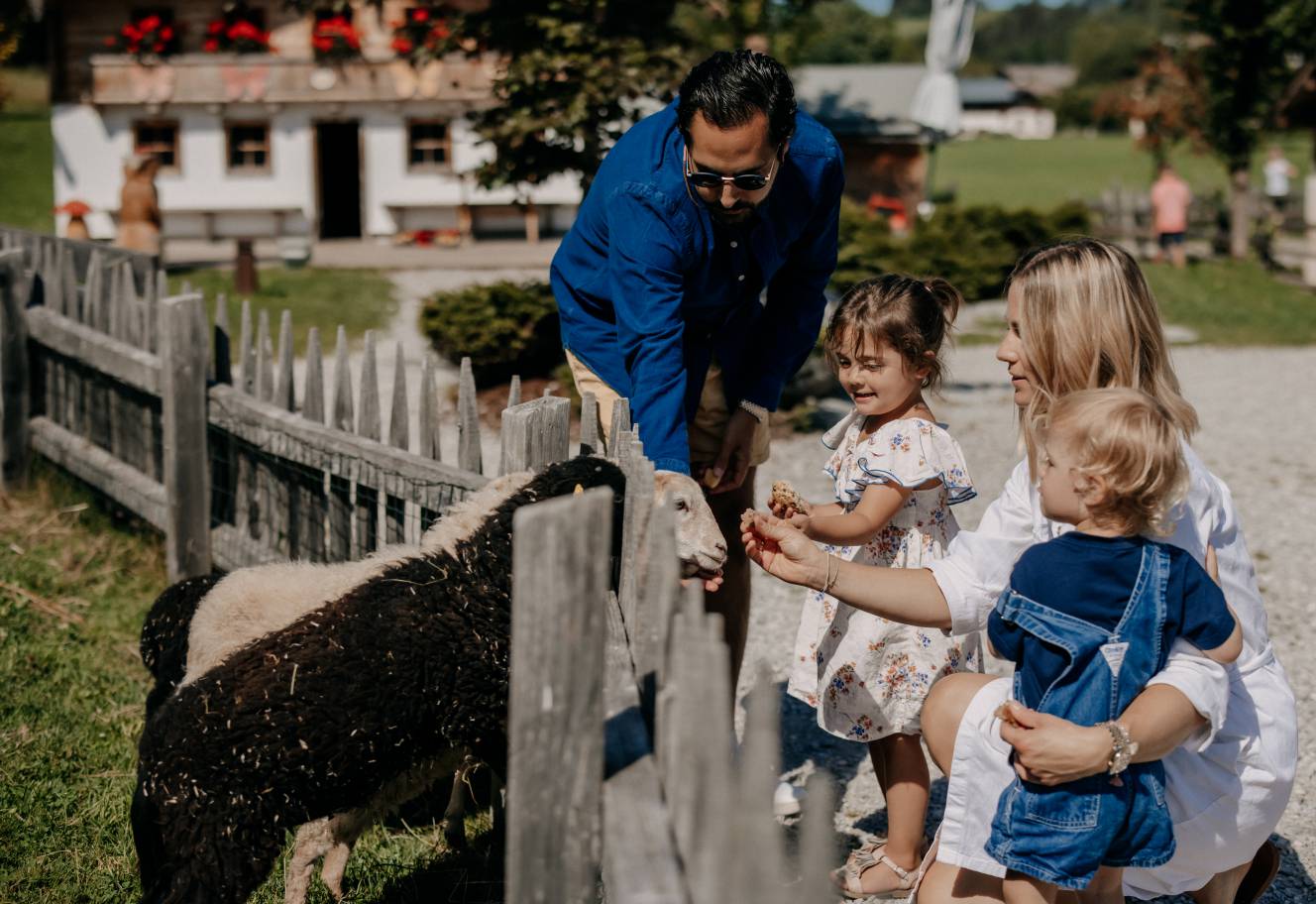 Ziegen füttern Streichelzoo Kinderbauernhof Familienurlaub Österreich Leogang