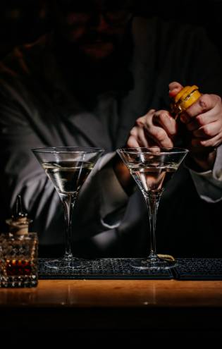 Barkeeper Drinks mixen Cocktailbar Leogang