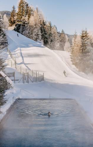 Skiabfahrt direkt am Hotel Naturhotel Forsthofgut Winterurlaub Österreich Leogang