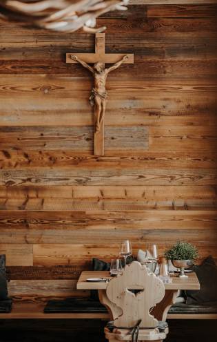 Holzwand Jesus am Kreuz