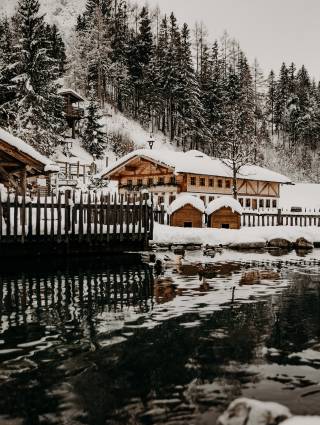 Blick auf Hütte vom Naturteich am Forsthofgut im Winter