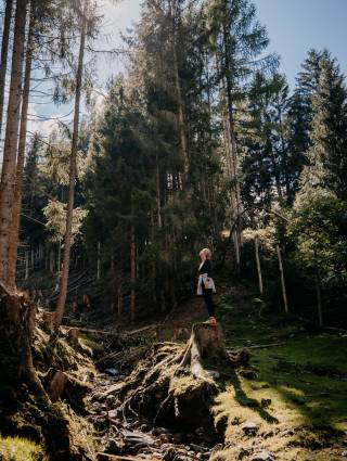 Frau steht mitten im Wald in Österreich