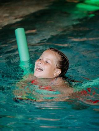 Kind beim Schwimmen Familienurlaub Österreich Leogang