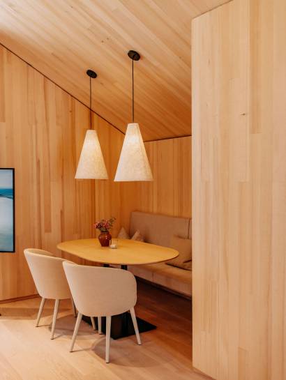 Geräumige Zimmer mit stilvollem Design im Naturhotel Forsthofgut