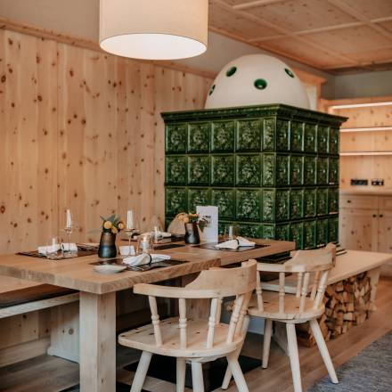 Innenansicht Restaurant mit Holzofen im Naturhotel Forsthofgut