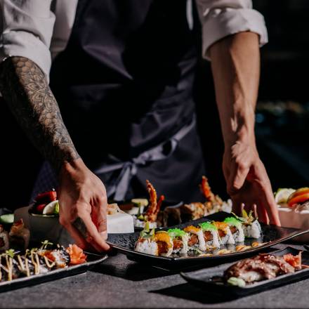 Sushi Meister richtet Sushi Platten an im Seerestaurant Mizumi
