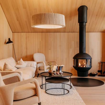 Modernes Zimmer mit gemütlicher Atmosphäre im Naturhotel Forsthofgut"