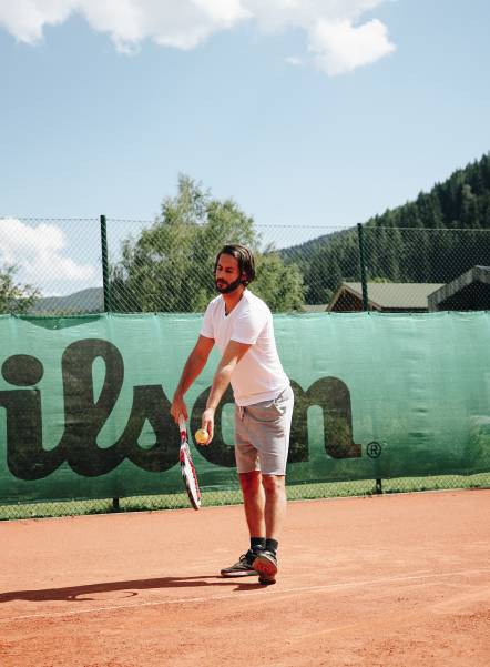 Tennis spielen auf dem Forsthofgut Tennisplatz