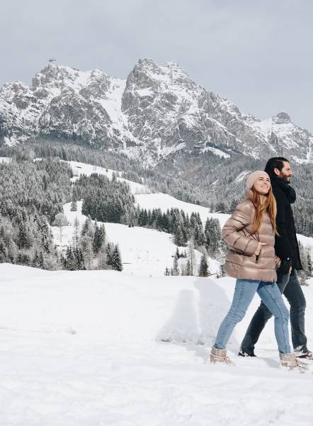 Schneewanderung Schneespaziergang Winterurlaub Österreich Leogang