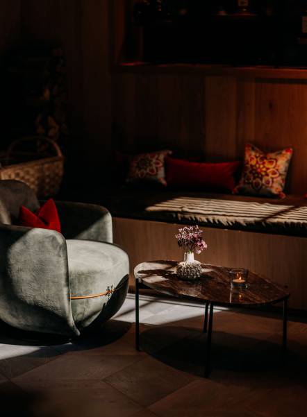 Gemütliche Lounge-Möbel im Naturhotel Forsthofgut