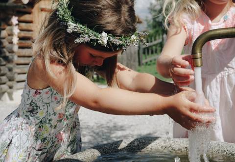 Wasserspiele Kinderbauernhof Familienurlaub Österreich Leogang