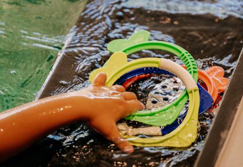 Wasserspielzeug im waldSPA für Kinder Familienurlaub Österreich Leogang