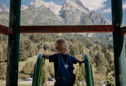Kinderspielplatz im Naturhotel Forsthofgut Familienurlaub Österreich Leogang