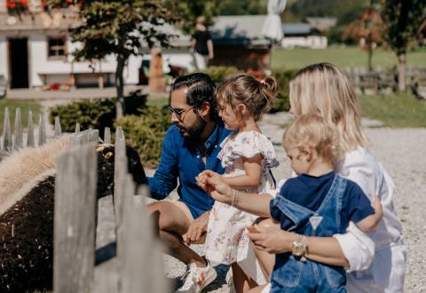 Familie im Streichelzoo Familienurlaub Österreich Leogang
