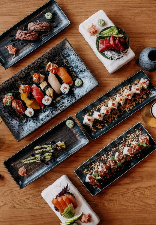 Sushi Platten auf Holztisch im Seerestaurant Mizumi