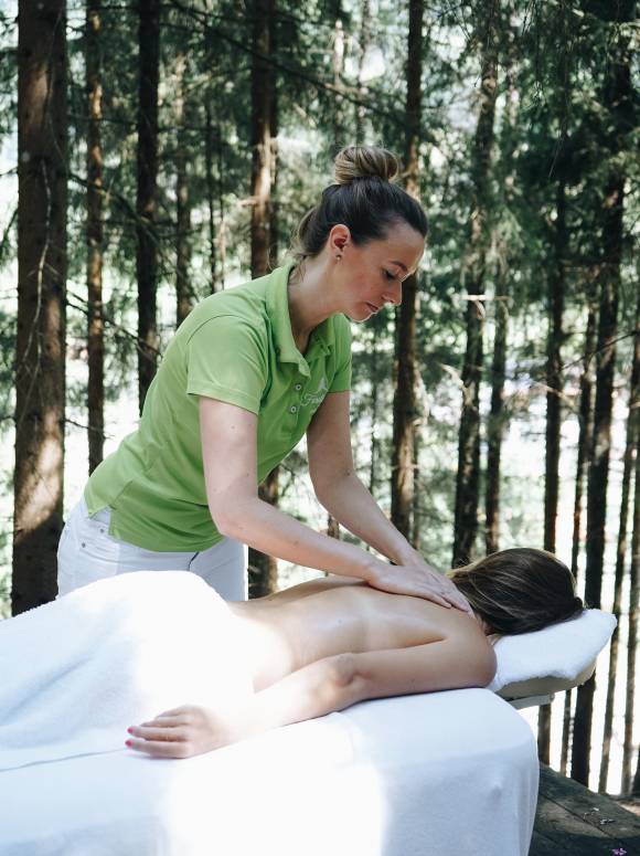 Massagen im Wald des Naturhotel Forsthofgut