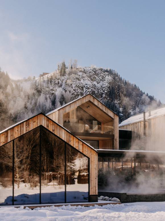 Das Seehaus mit Sauna und waldSPA im Winter im Naturhotel Forsthofgut