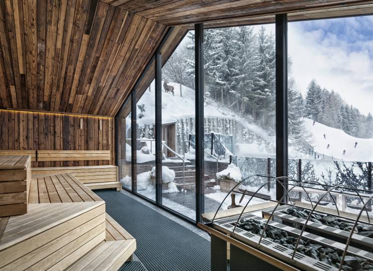 Sauna im Naturhotel Forsthofgut im Winter