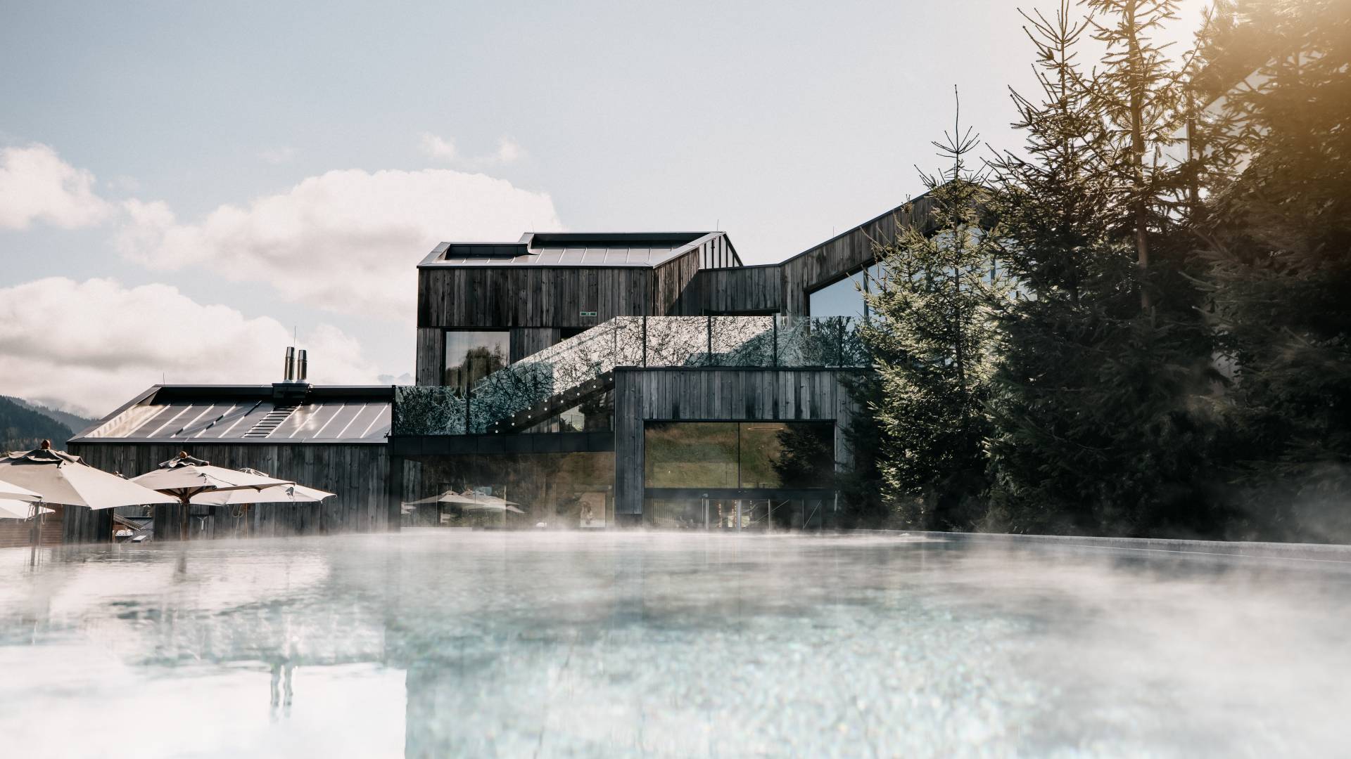 Der waldSPA mit Sportpool im Naturhotel Forsthofgut