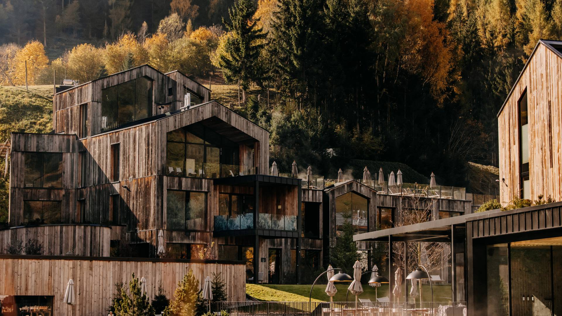 Naturhotel Forsthofgut Gebäude mit Wald in Leogang