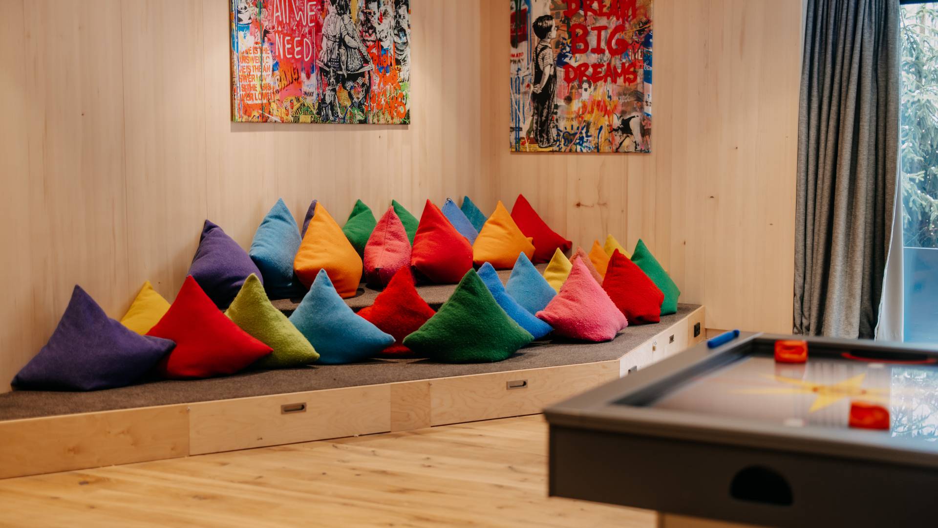 Teen Lounge mit bunten Kissen im  Familienhotel Forsthofgut