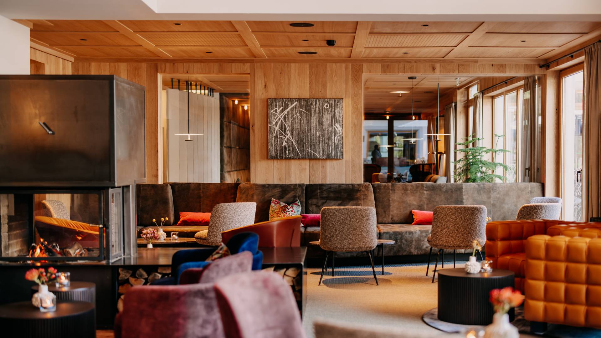 neue Lobby mit dem Kunstwerk Diese Satdt hat keine Engel erstellt 2021 von Gregor Hildebrandt im Naturhotell Forsthofgut