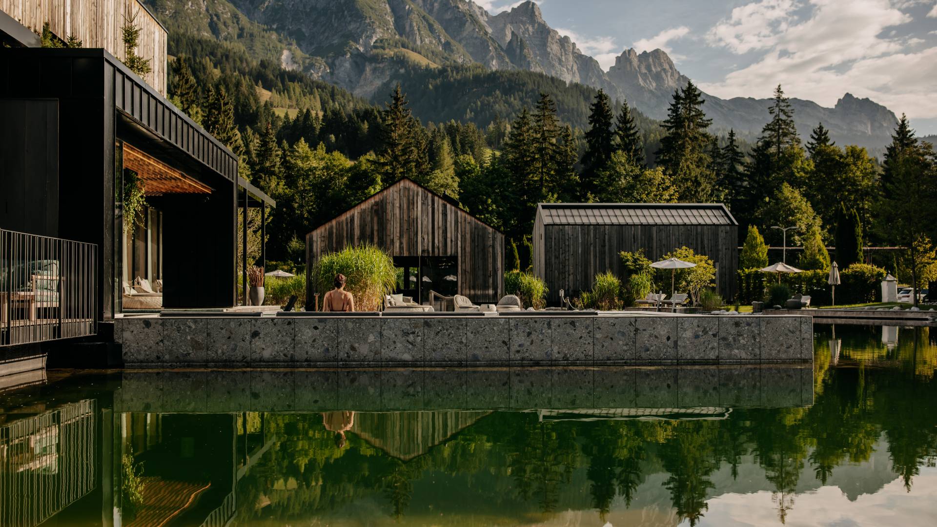 Ausblick auf die Berge aus dem waldSPA im Naturhotel Forsthofgut