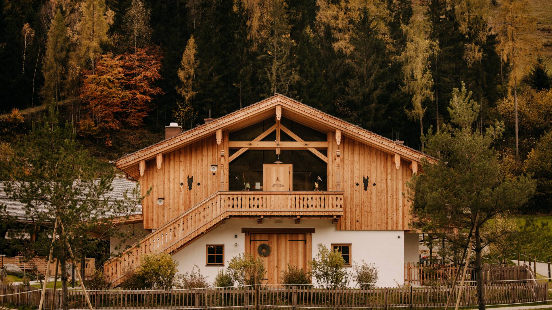 Riding stables in the midst of the autumnal colours of nature.