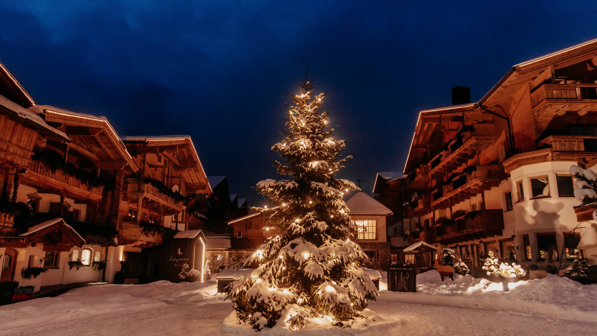 Weihnachtsbaum vor dem Naturhotel Forsthofgut und Schnee