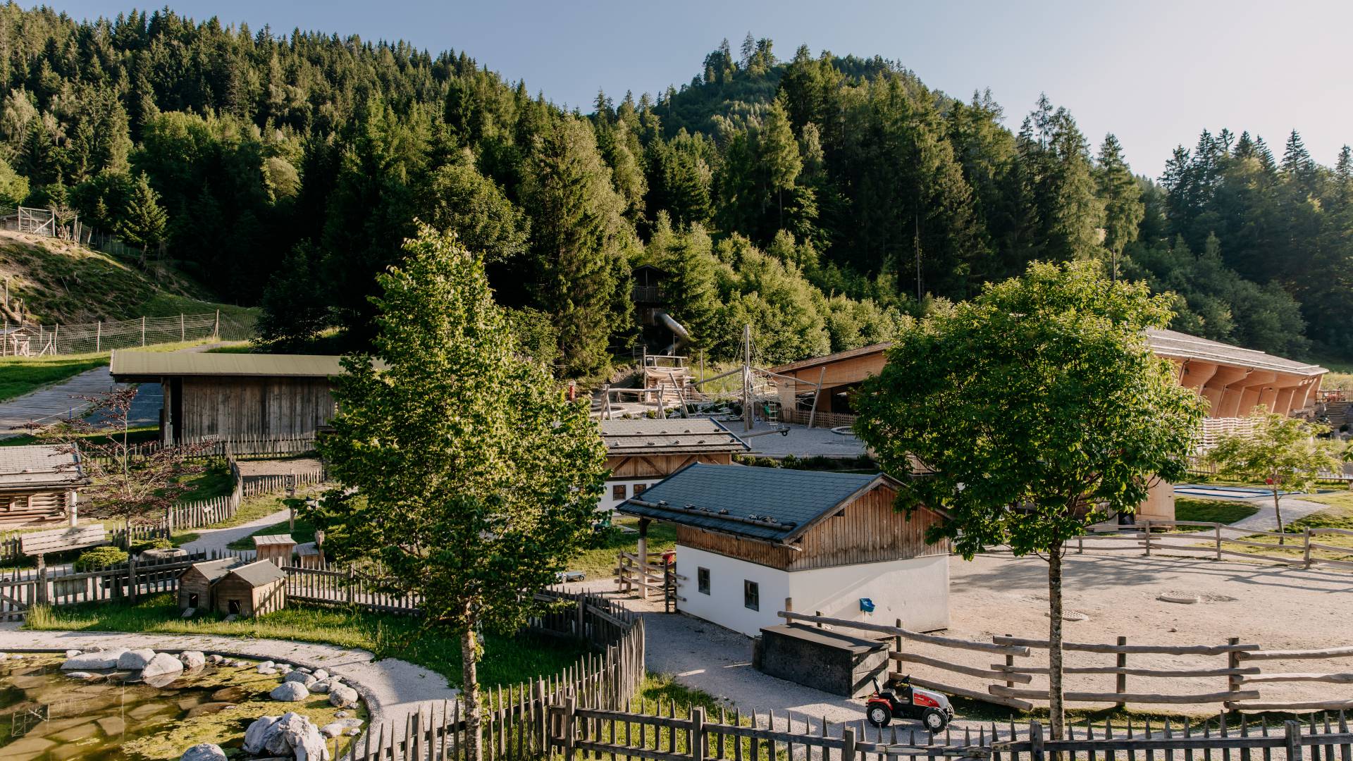 MiniGUT im Sommer – Überblick über den Streichelzoo, Waldspielplatz und mehr.
