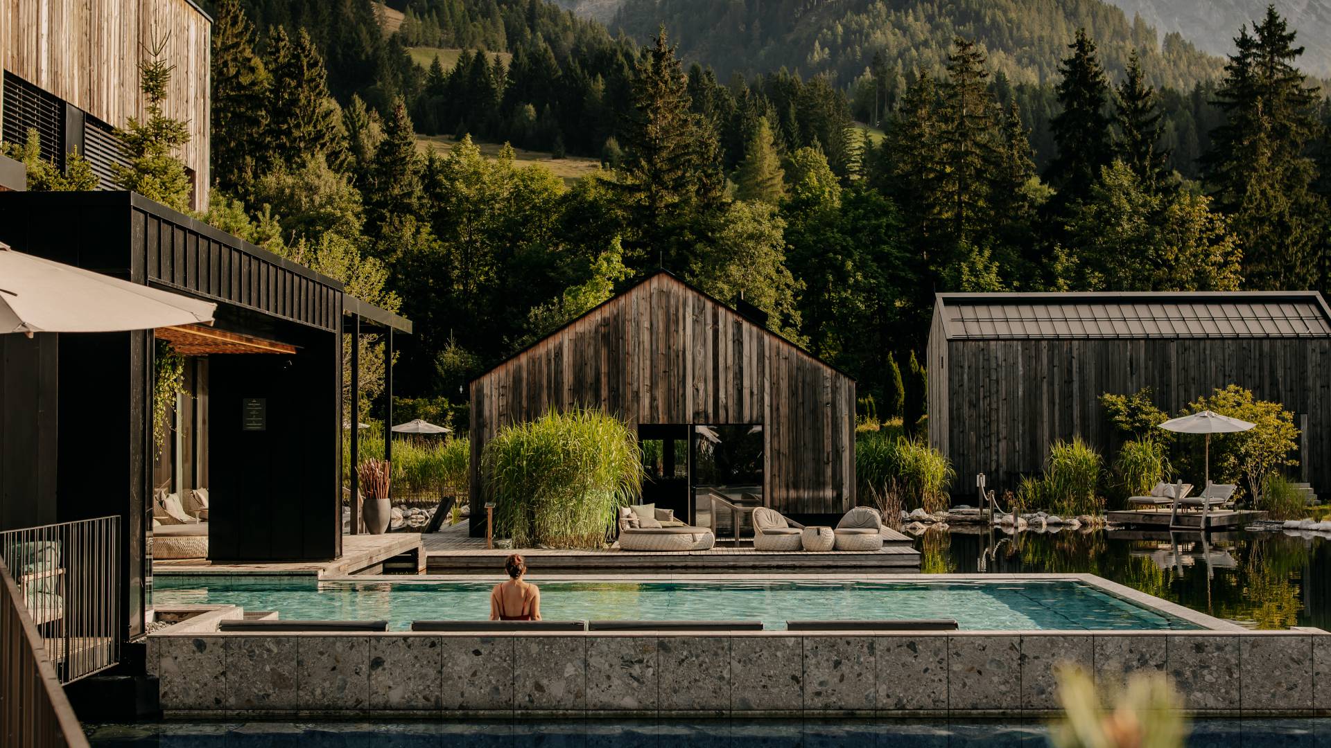 Außenpool im waldSPA mit Berg- und Waldblick