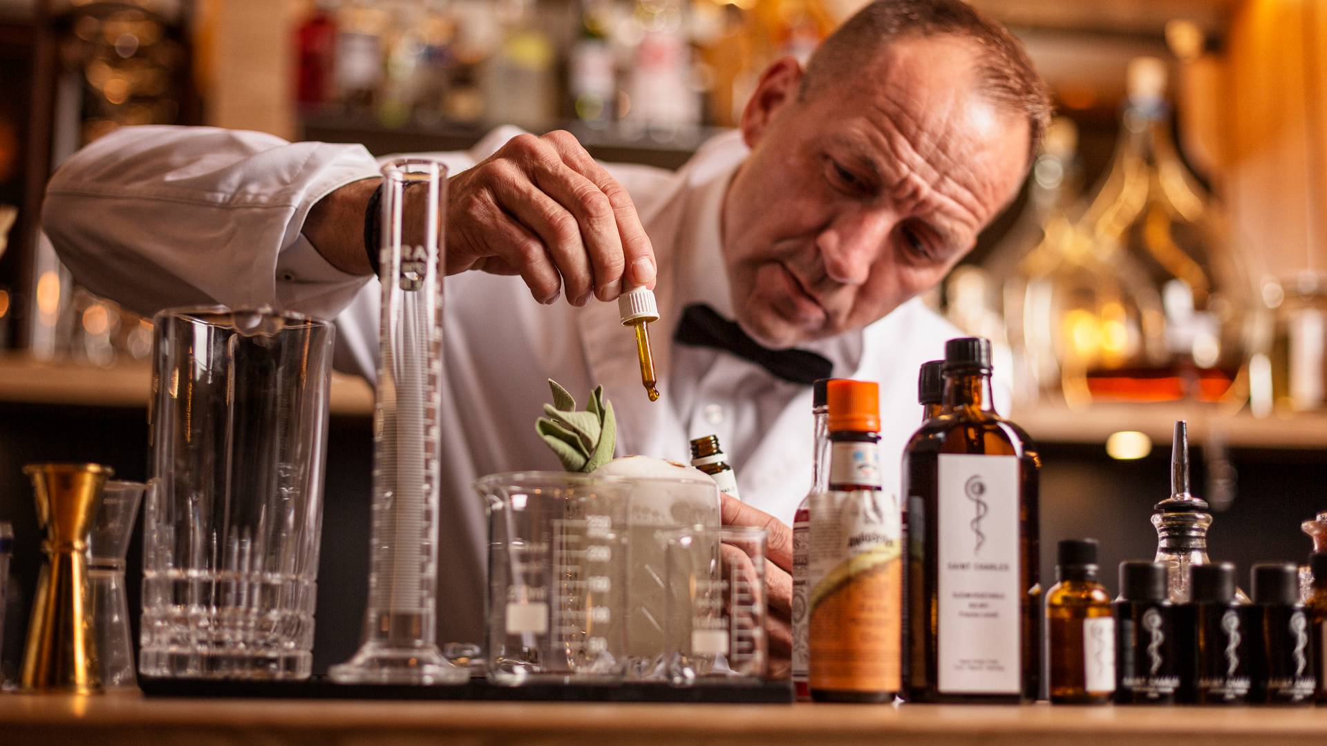 Barkeeper bereitet Drinks zu Leogang Österreich Cocktailbar Cocktails Naturhotel Forsthofgut
