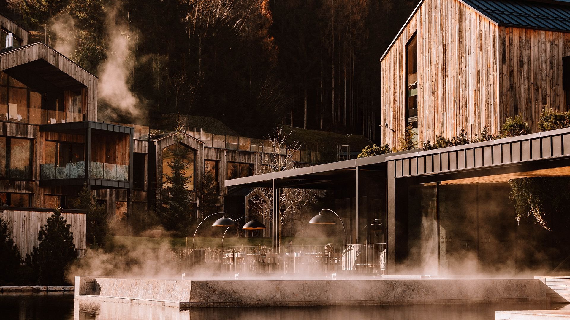 Blick auf den dampfenden waldSPA-Außenbereich des Naturhotel Forsthofgut.
