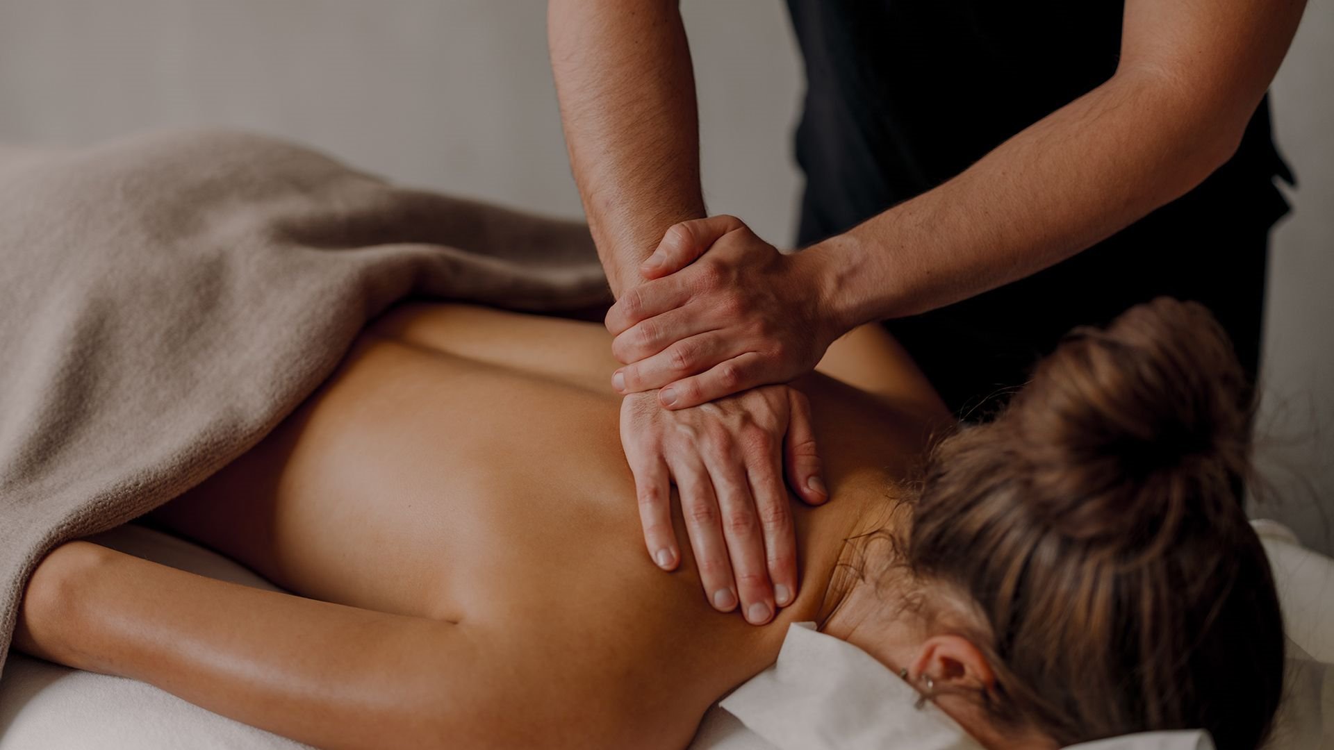 Entspannende Rückenmassage im waldSPA des Naturhotel Forsthofgut.