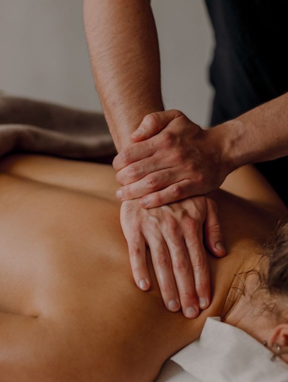 Entspannende Rückenmassage im waldSPA des Naturhotel Forsthofgut.