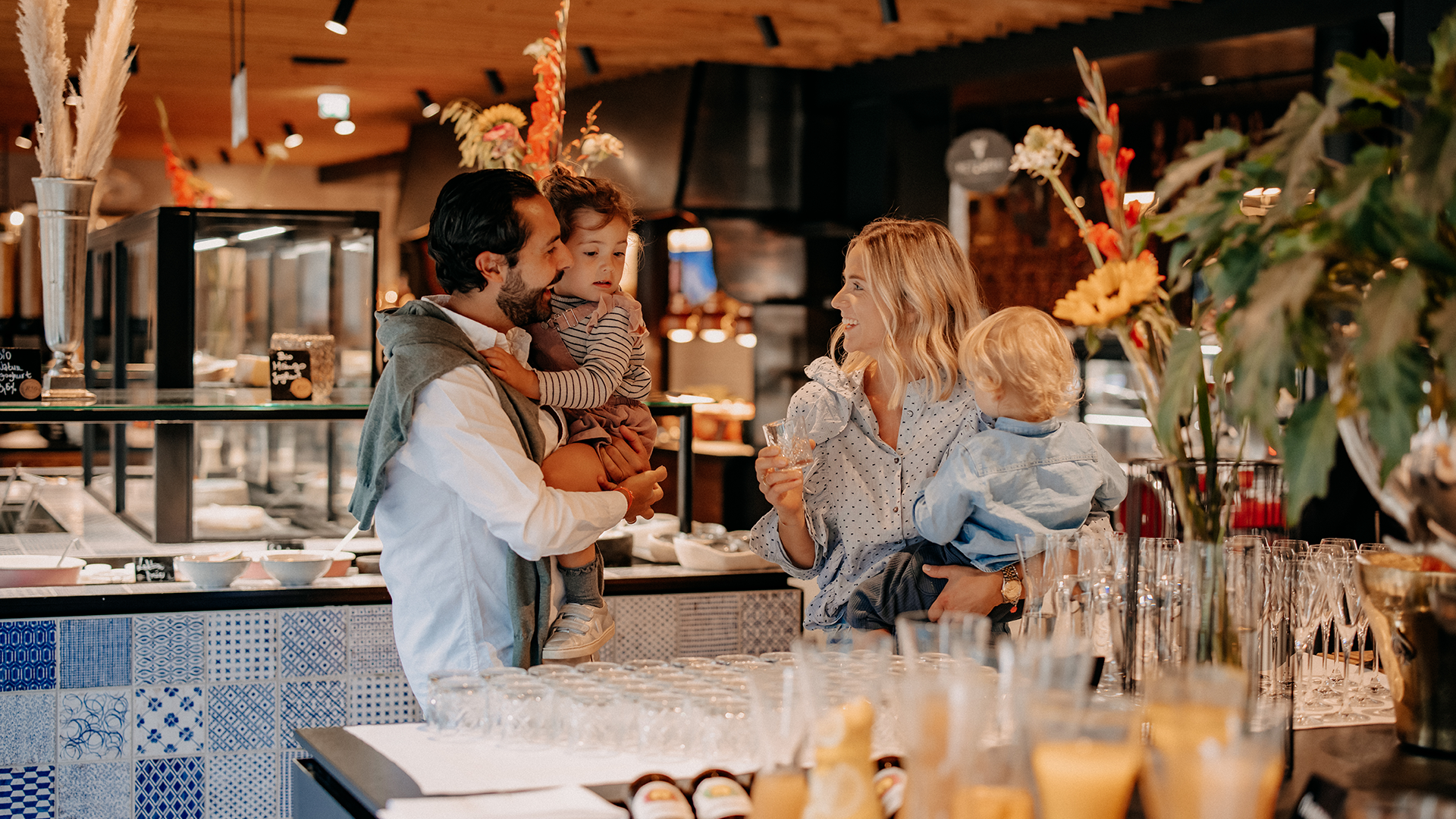 A family with two children is having breakfast at the gourmet market in the Forsthofgut.