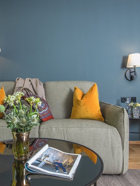 “Landidyll” nature room with seating area, fresh flowers and access to the balcony.