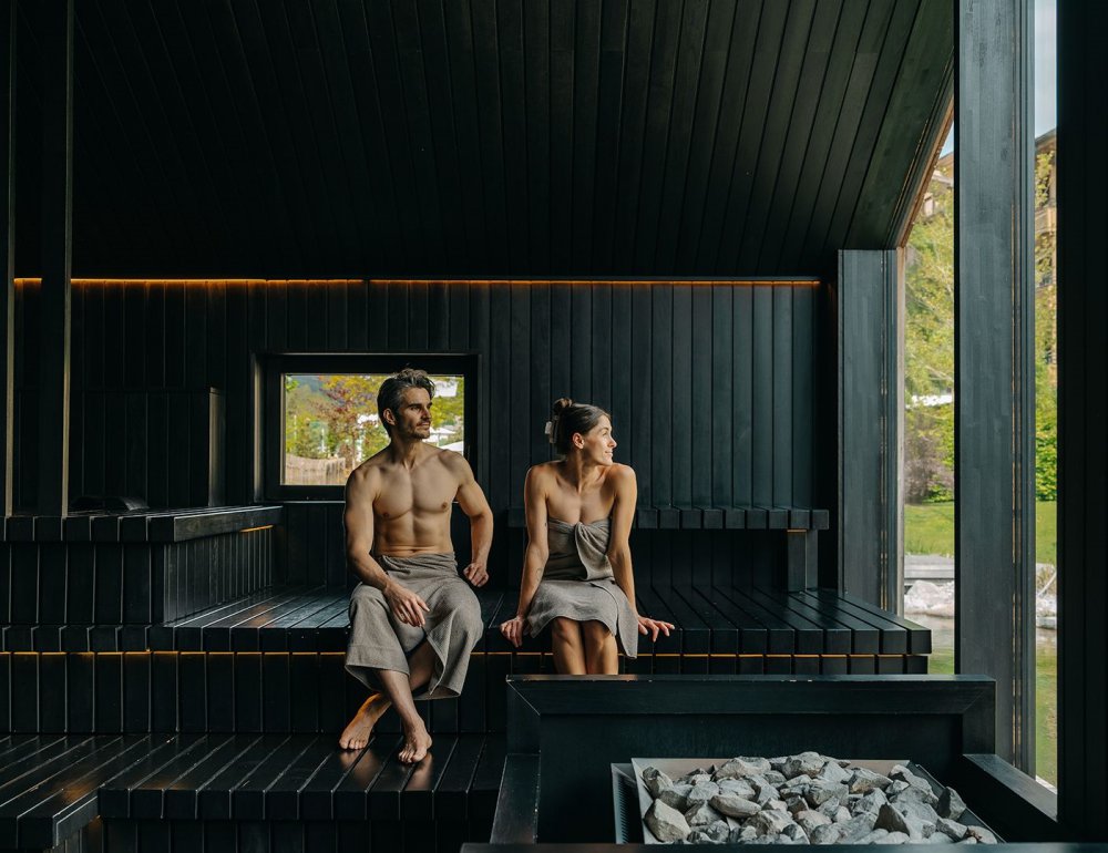 Zwei Personen in der Seesauna. Rückzugsort für Körper und Geist.