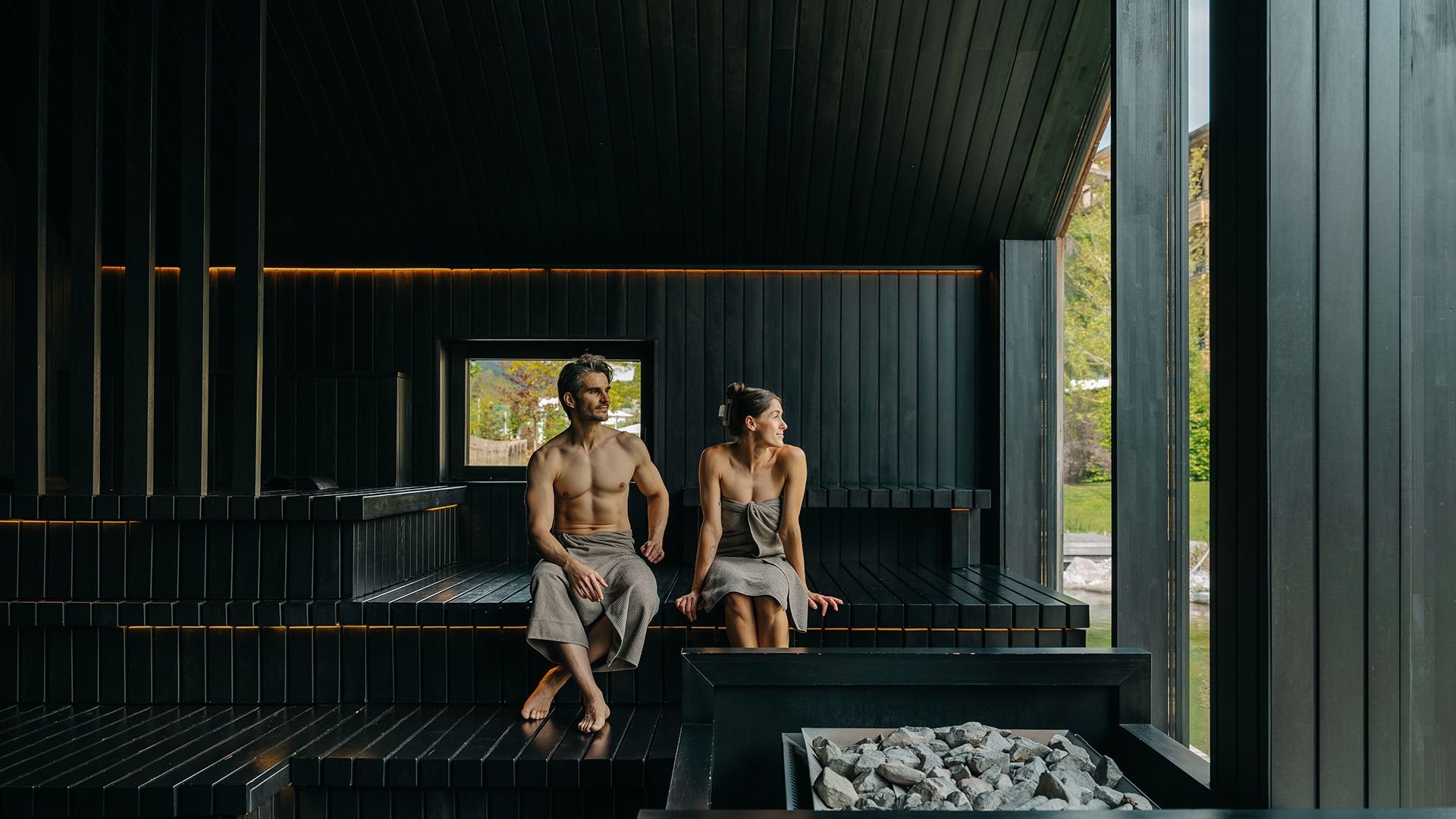 Zwei Personen in der Seesauna. Rückzugsort für Körper und Geist.